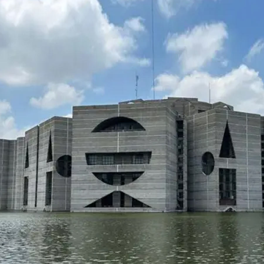 রাজনৈতিক মানচিত্রে এক যুগান্তকারী পরিবর্তনের প্রস্তুতি নিচ্ছে ভারত। এর মূল চালিকাশক্তি হিসাবে সরকার বলছে, সংসদে মহিলাদের জন্য এক-তৃতীয়াংশ আসন সংরক্ষণ করার কথা। পাশাপাশি রয়েছে, লোকসভার পুনর্বিন্যাসের প্রস্তাব। আর তা নিয়েই উত্তাল দেশের রাজনৈতিক মহল।