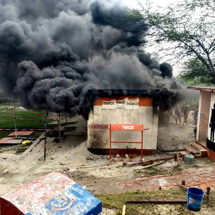 দুর্ঘটনাস্থল। এই ঘরেই আটকে পড়েন বিএসএফ জওয়ান। নিজস্ব চিত্র।