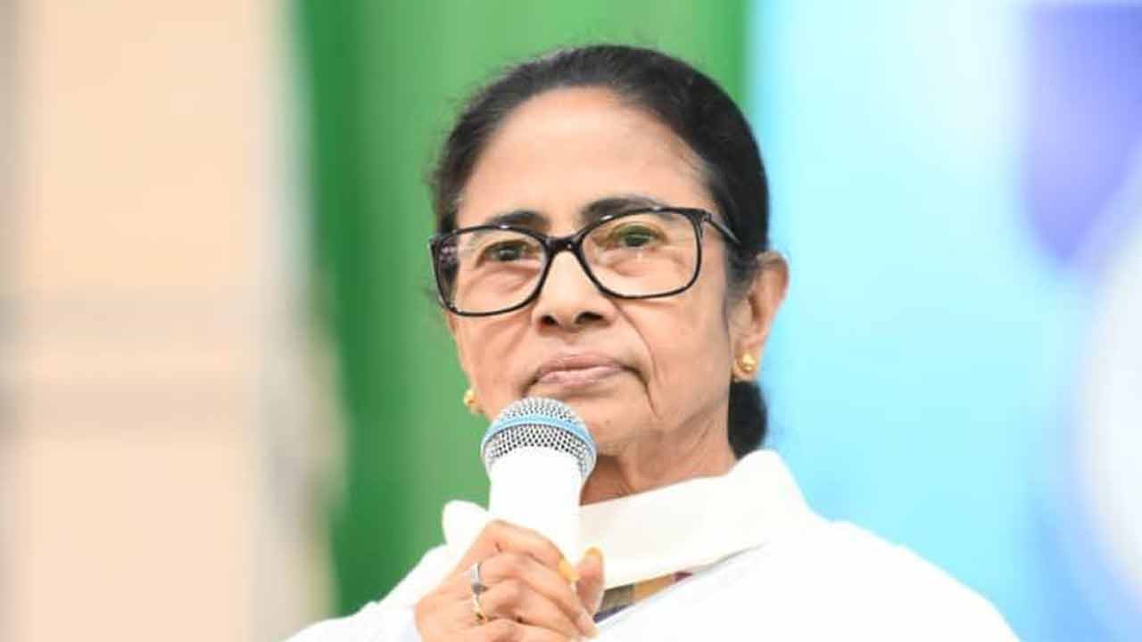 কোচবিহারের দিনহাটায় মুখ্যমন্ত্রী মমতা বন্দ্যোপাধ্যায়। ফাইল চিত্র।