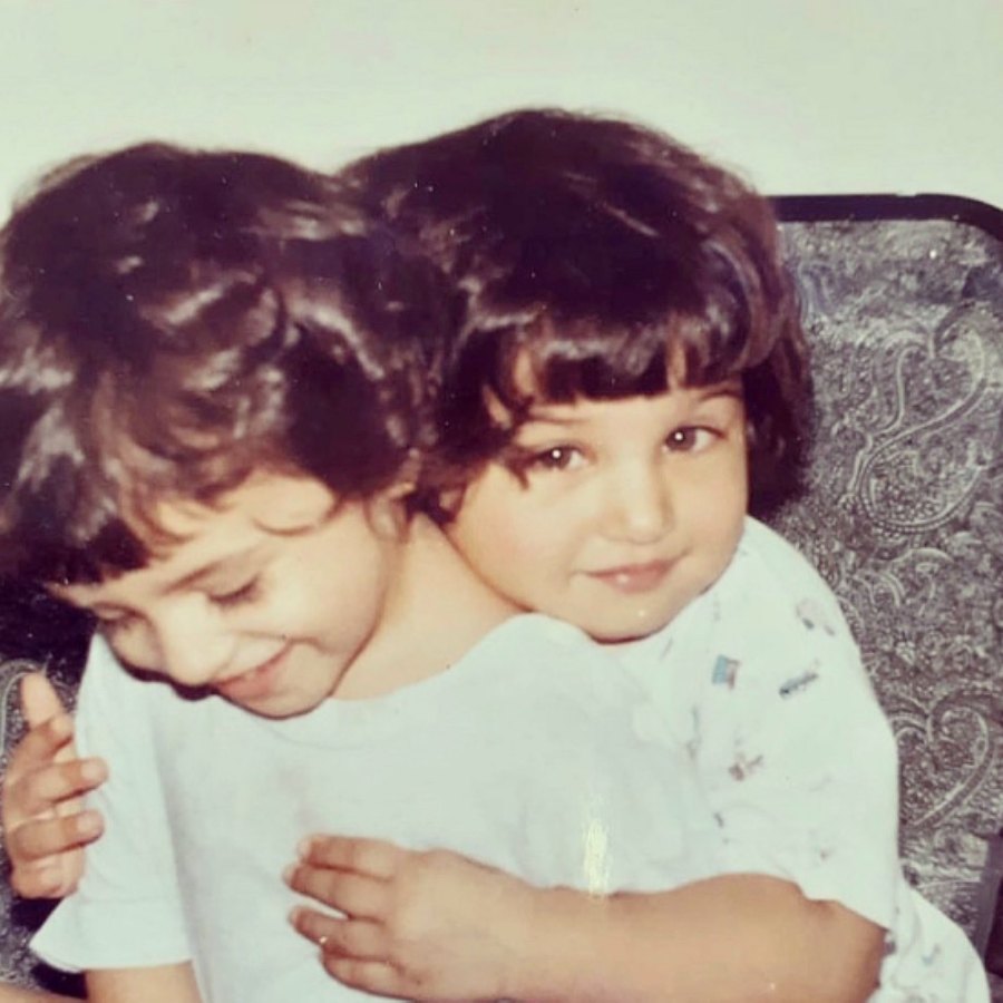 তারা সুতারিয়া এবং তাঁর যমজ বোন পিয়া সুতারিয়া।