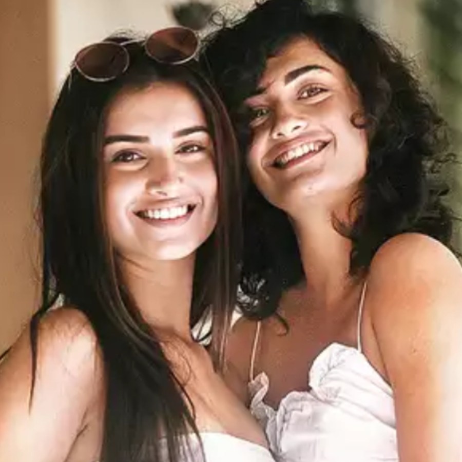 বোনের থেকে আলাদা হওয়ার ভয় নিয়ে কথা বললেন তারা সুতারিয়া।