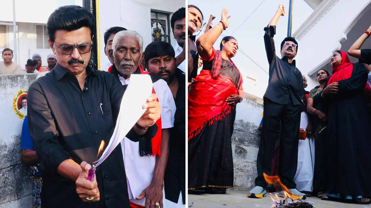 আসন পুনর্বিন্যাসের বিরোধিতায় বৃহস্পতিবার সকালে বিলের খসড়া পোড়াচ্ছেন তামিলনাড়ুর মুখ্যমন্ত্রী তথা ডিএমকে নেতা এমকে স্ট্যালিন। 