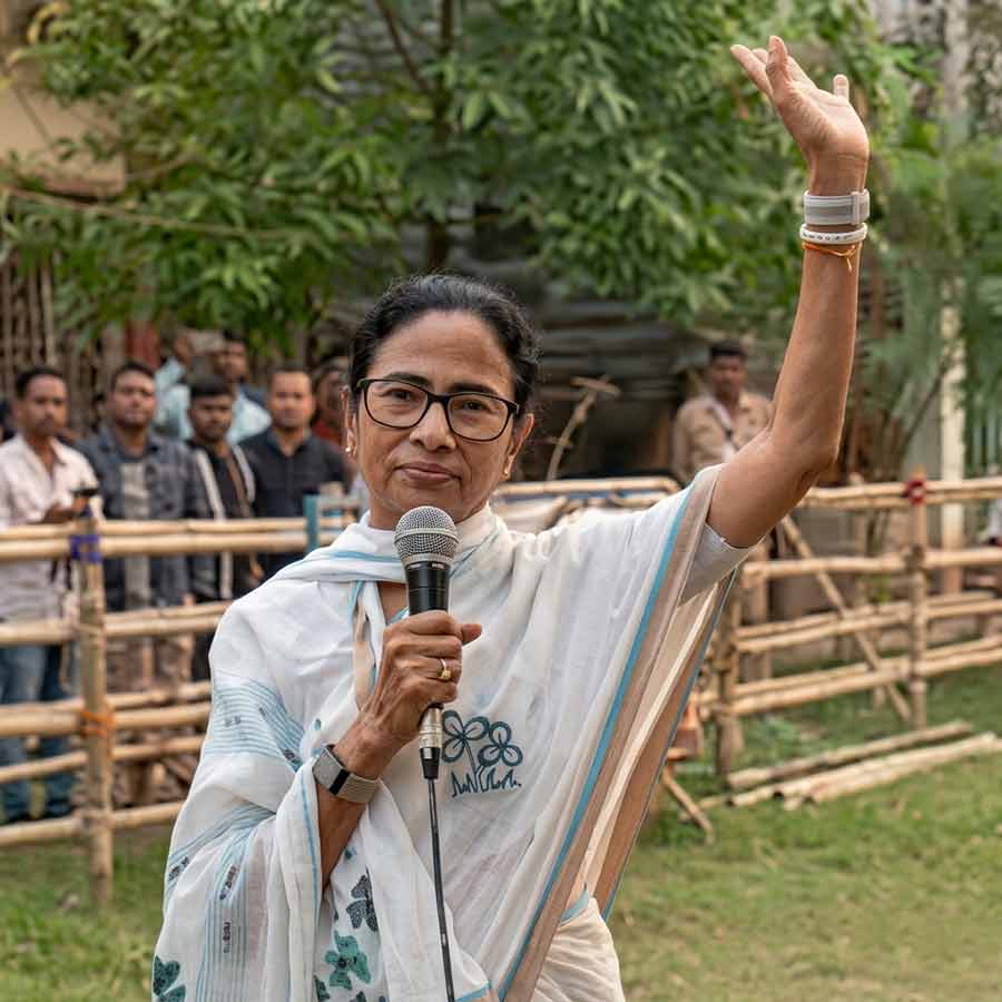 কোচবিহার হেলিপ্যাড থেকে সাংবাদিকদের মুখোমুখি মমতা বন্দ্যোপাধ্যায়।