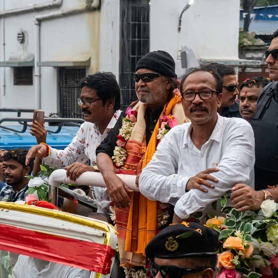 বহরমপুরে রোডশোয়ে মিঠুন চক্রবর্তী।