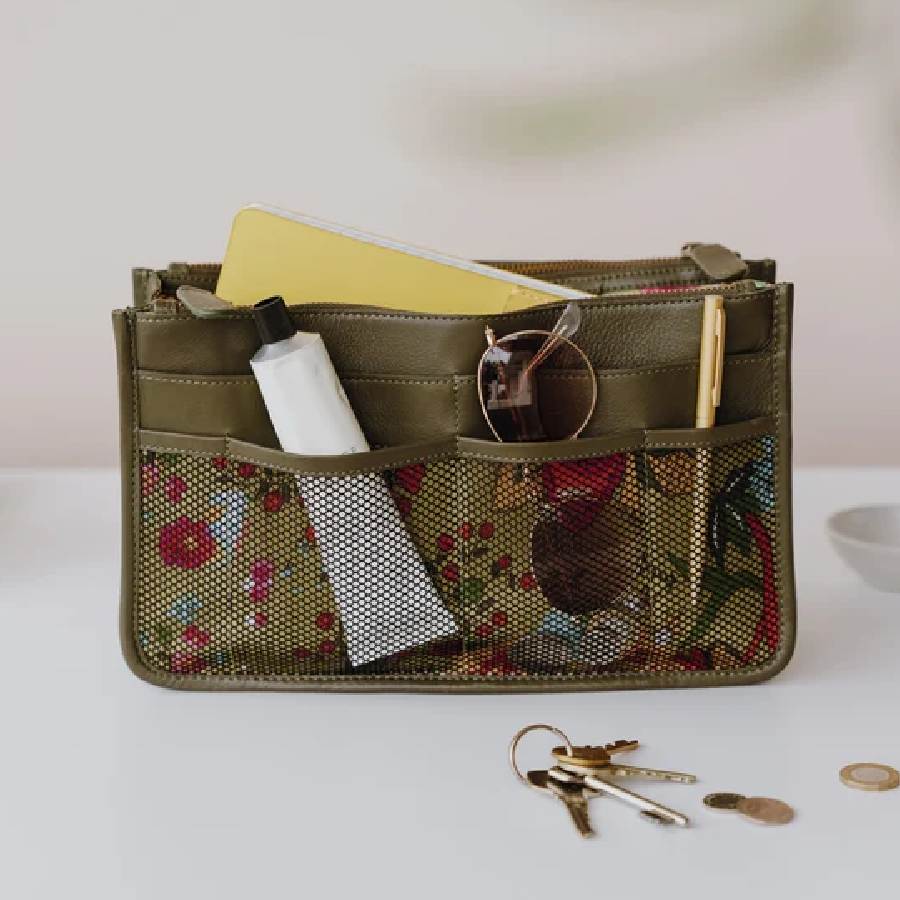 টোট ব্যাগের ভিতরে রাখতে পারেন এমন জিনিস, যেখানে জিনিস গুছিয়ে রাখা যায়।