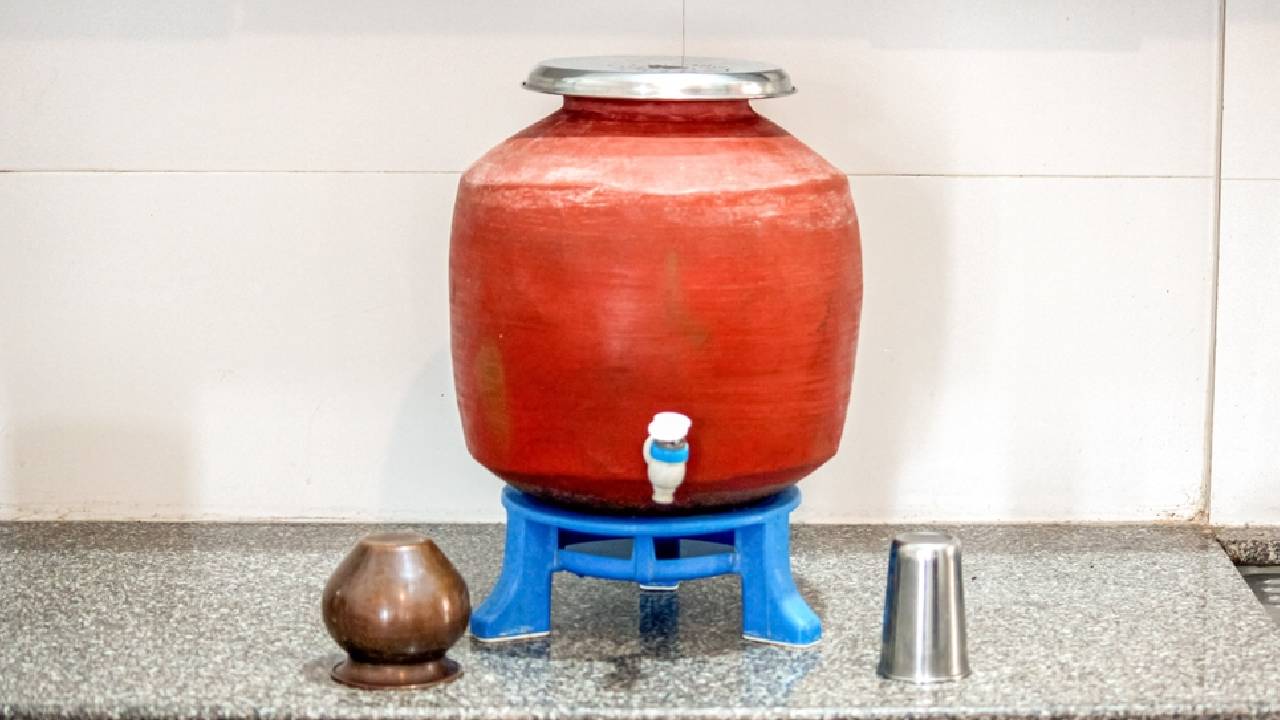 মাটির পাত্রের জল বেশি ক্ষণ ঠান্ডা রাখবেন কী করে?