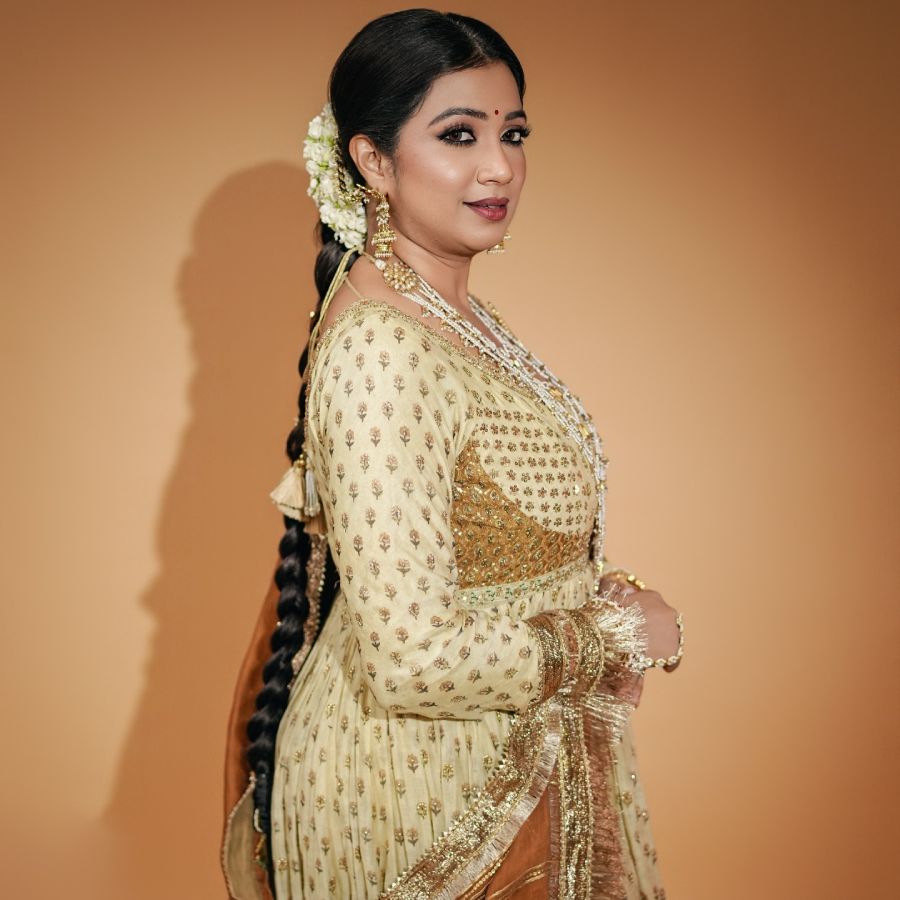 একঢাল চুলের যত্নে কী করেন শ্রেয়া?