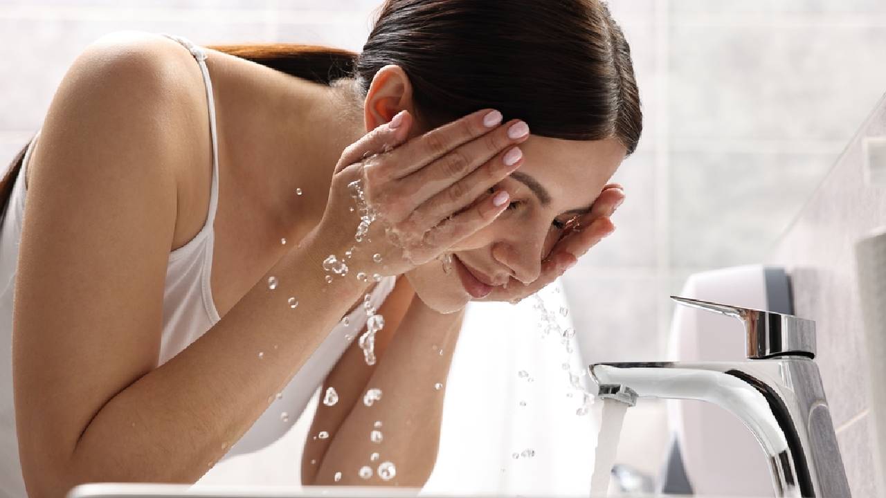 বার বার মুখ ধোয়ার অভ্যাস কতটা ভাল?
