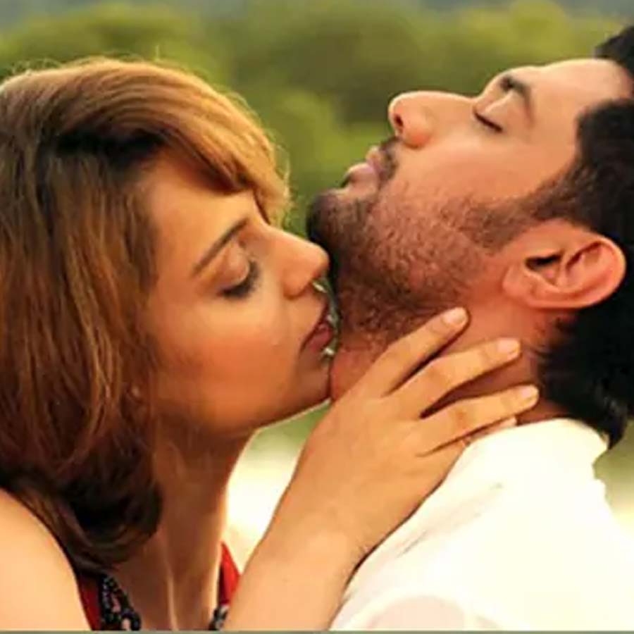 কঙ্গনা ও চিরাগের ছবির একটি দৃশ্যে অন্তরঙ্গ তাঁরা ।