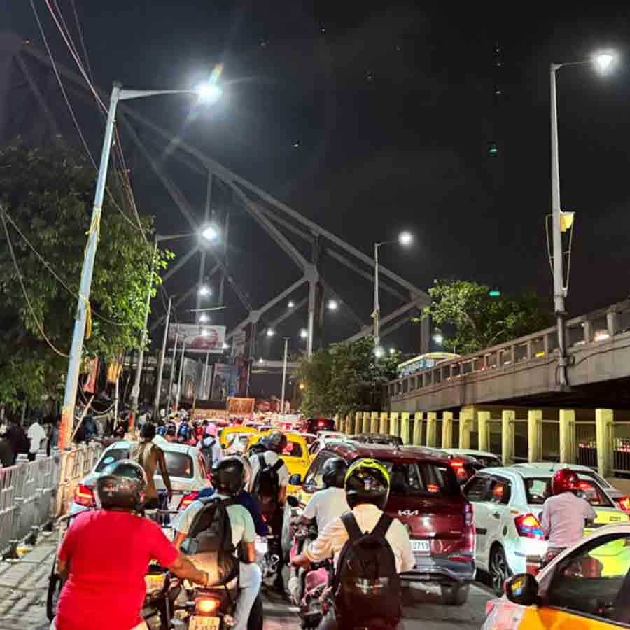 Six fire brigade engines near Howrah bridge after fire reported dgtld