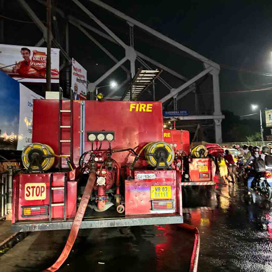 স্ট্র্যান্ড রোডে দমকলের ইঞ্জিন।
