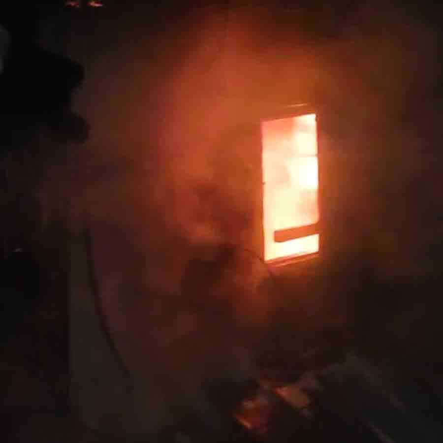 হাওড়া ব্রিজের কাছে দোকানে আগুন।