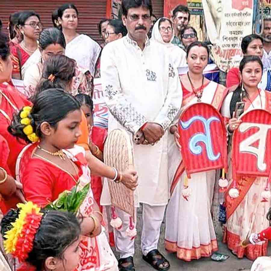 নববর্ষ উপলক্ষে আয়োজিত সাংস্কৃতিক মিছিলে যোগ দিলেন বনগাঁ উত্তরের তৃণমূল প্রার্থী বিশ্বজিৎ দাস।