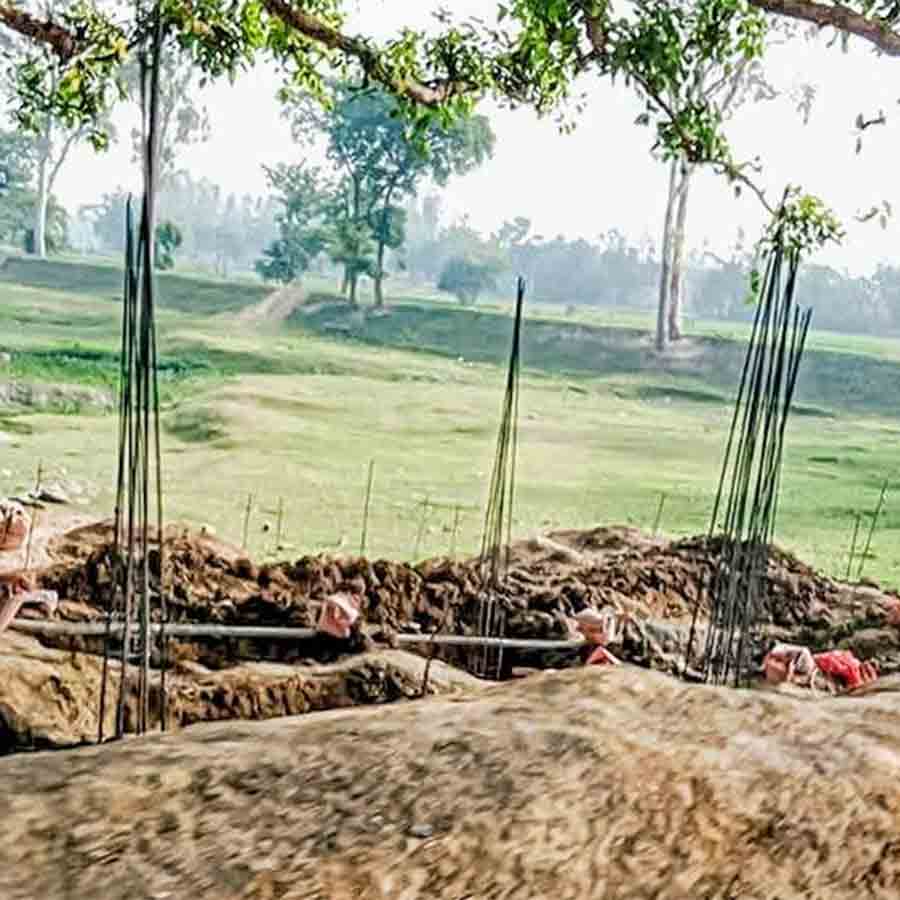 টাঙ্গন নদীর ধারে অবৈধ নির্মাণের অভিযোগ কালিয়াগঞ্জের রাধিকাপুরে।