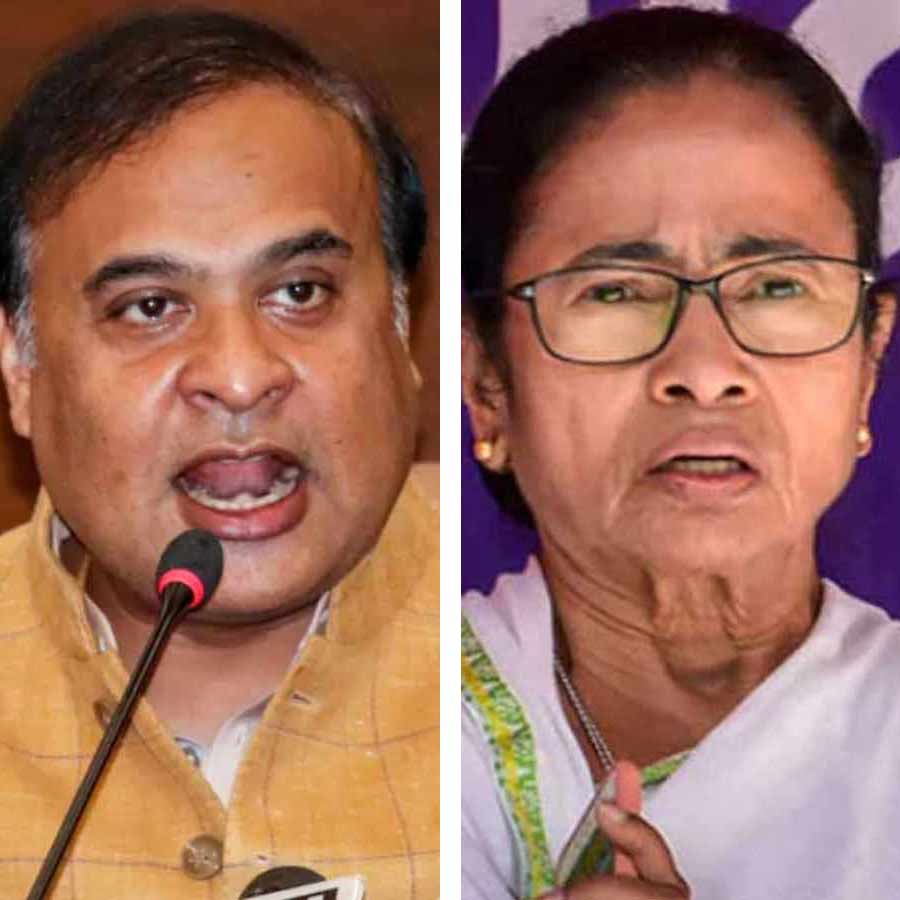 (বাঁ দিকে) হিমন্তবিশ্ব শর্মা এবং মমতা বন্দ্যোপাধ্যায় (ডান দিকে)।