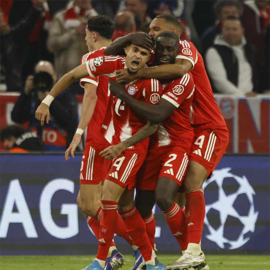 হর্ষ-বিষাদ: বায়ার্নকে ম্যাচে ফেরানো লুইসকে নিয়ে উল্লাস সতীর্থদের।