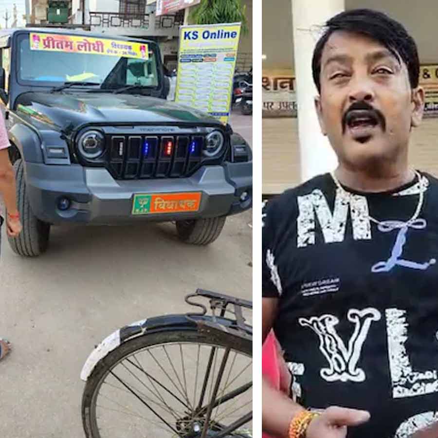 (বাঁ দিকে) বিধায়ক-পুত্রের এসইউভি। (ডান দিকে) বিধায়ক-পুত্র দীনেশ লোঢী।