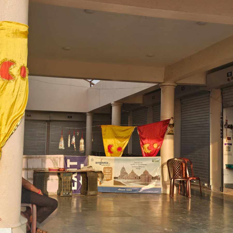 জগন্নাথ মন্দিরের ডালা আর্কেডে বন্ধ হয়ে পড়ে আছে অধিকাংশ স্টলই।
