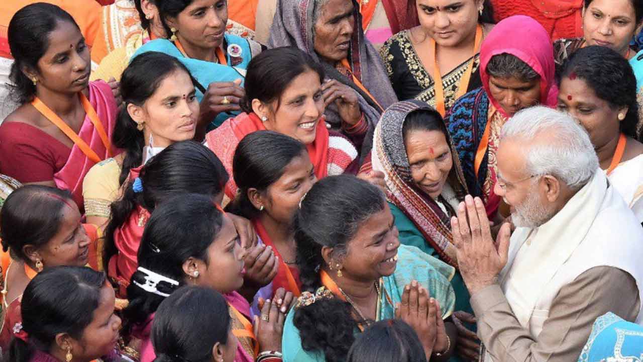 মহিলাদের সঙ্গে প্রধানমন্ত্রী নরেন্দ্র মোদী।