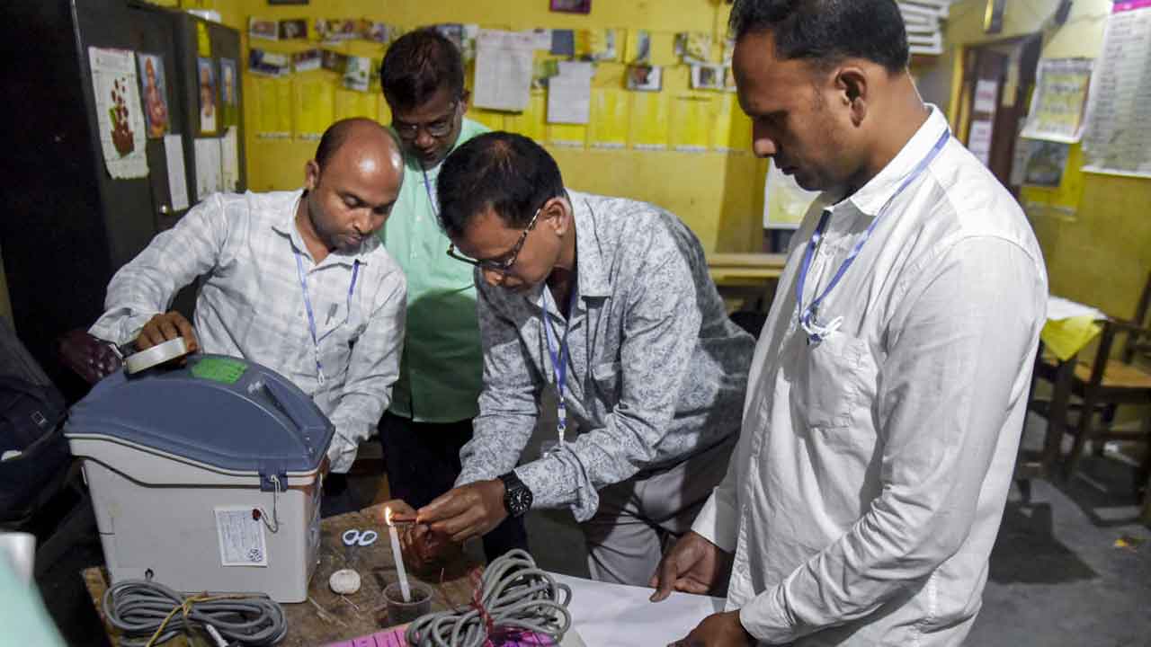 প্রিসাইডিং অফিসার হিসাবে কাজের জন্য রাজ্যের সহকারী অধ্যাপকদের নিয়োগ করেছিল কমিশন।