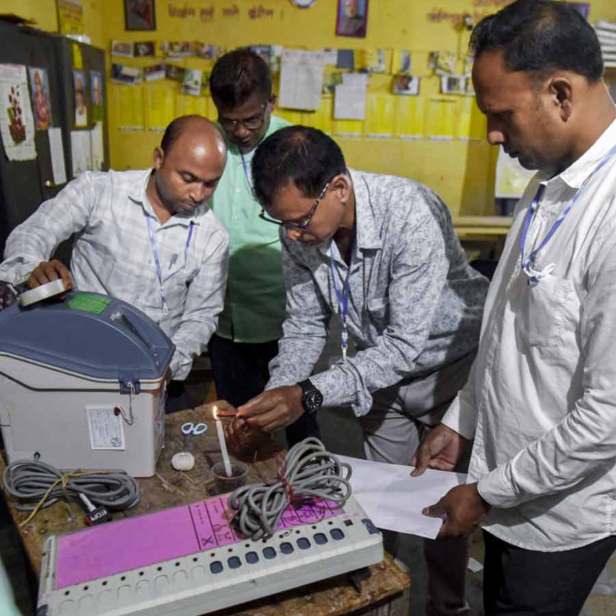 প্রিসাইডিং অফিসার হিসাবে কাজের জন্য রাজ্যের সহকারী অধ্যাপকদের নিয়োগ করেছিল কমিশন।