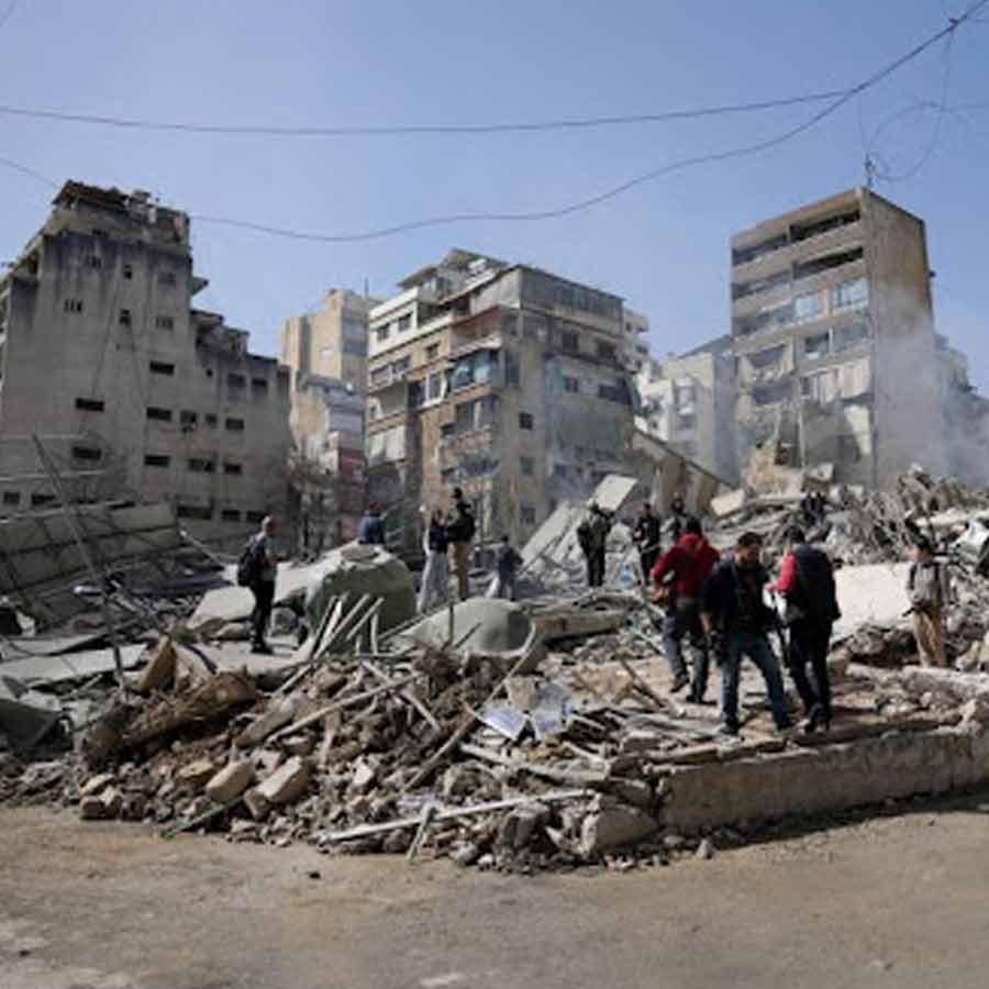 ইজ়রায়েলের হামলায় লেবাননে ধ্বংসস্তূপ।