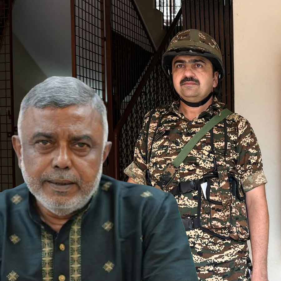 রাসবিহারীর বিদায়ী বিধায়ক তথা তৃণমূল প্রার্থী দেবাশিস কুমার। তাঁর শাশুড়ির ফ্ল্যাটের নীচে মোতায়েন রয়েছে কেন্দ্রীয় বাহিনী।