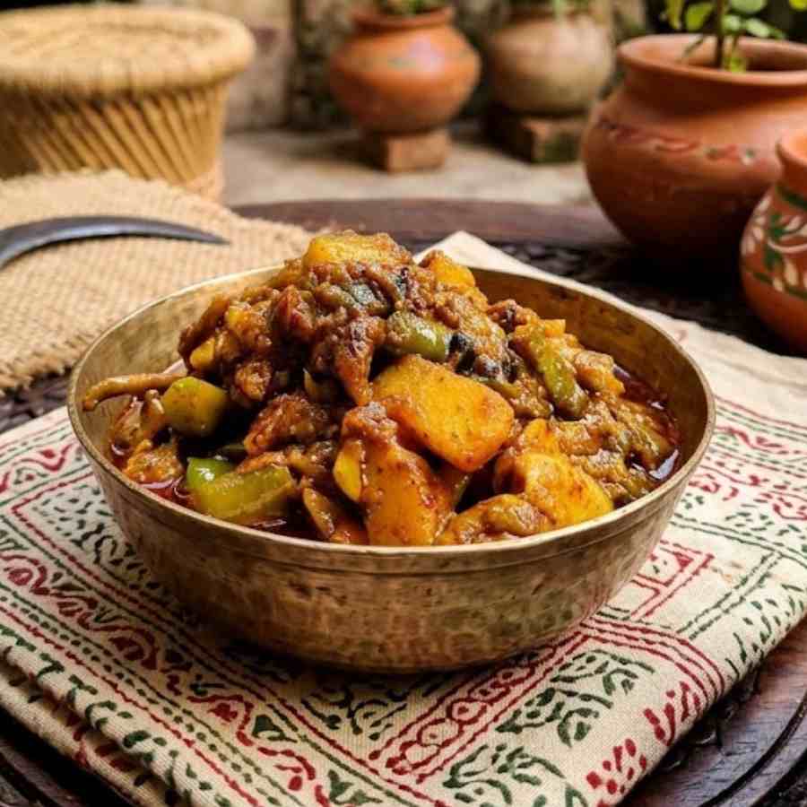 অল্প মাছেই হয়ে যাবে সকলের খাওয়াদাওয়া।