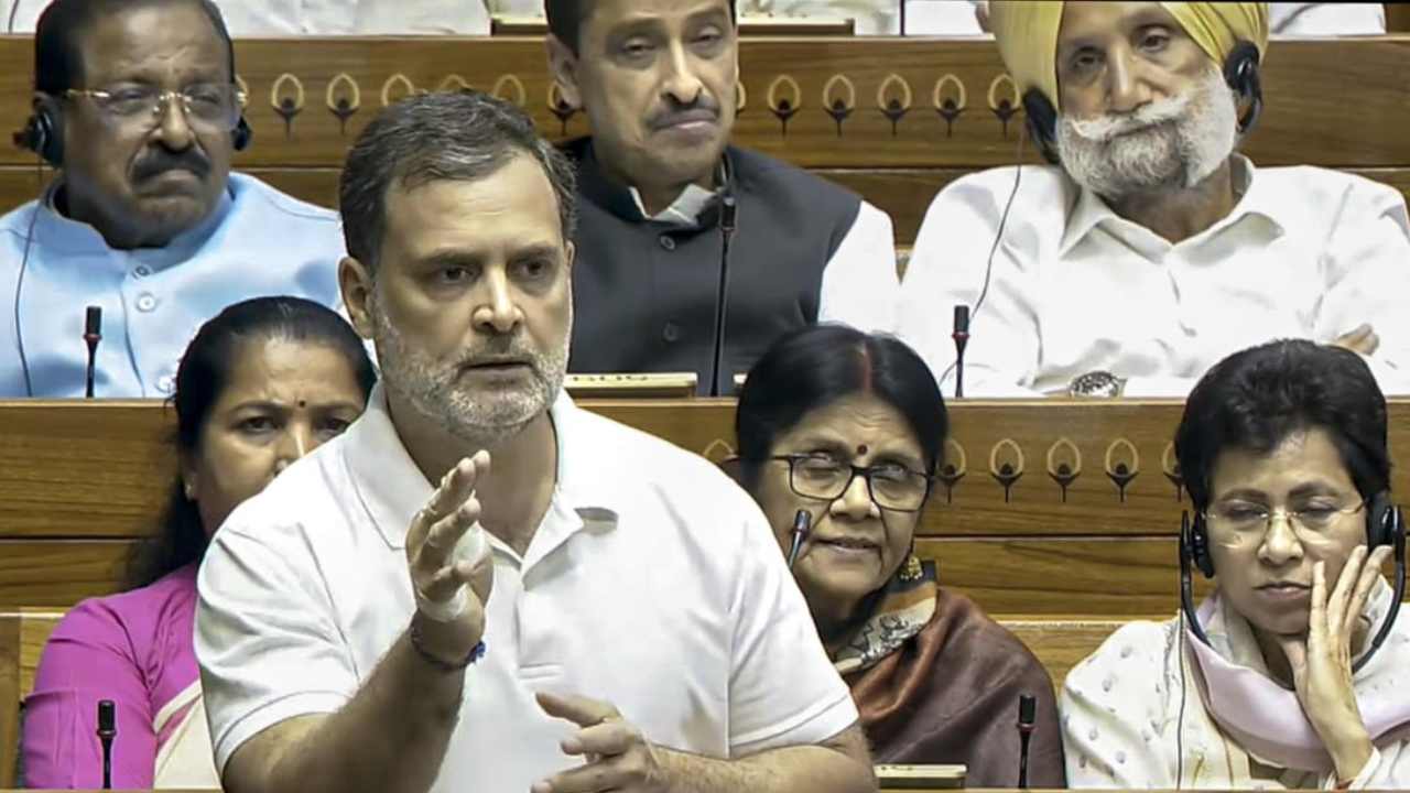 লোকসভায় মহিলা সংরক্ষণ বিল নিয়ে বক্তব্য রাহুল গান্ধীর। ছবি: পিটিআই।