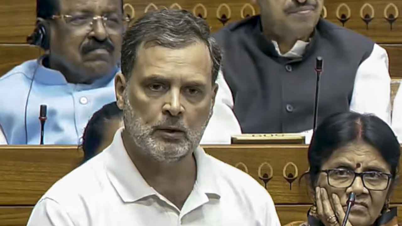 লোকসভায় মহিলা সংরক্ষণ বিল নিয়ে বক্তব্য রাহুল গান্ধীর। ছবি: পিটিআই।