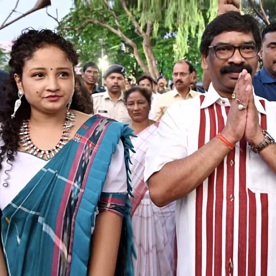 ঝাড়খণ্ডের মুখ্যমন্ত্রী হেমন্ত সোরেন এবং তাঁর স্ত্রী কল্পনা সোরেন।