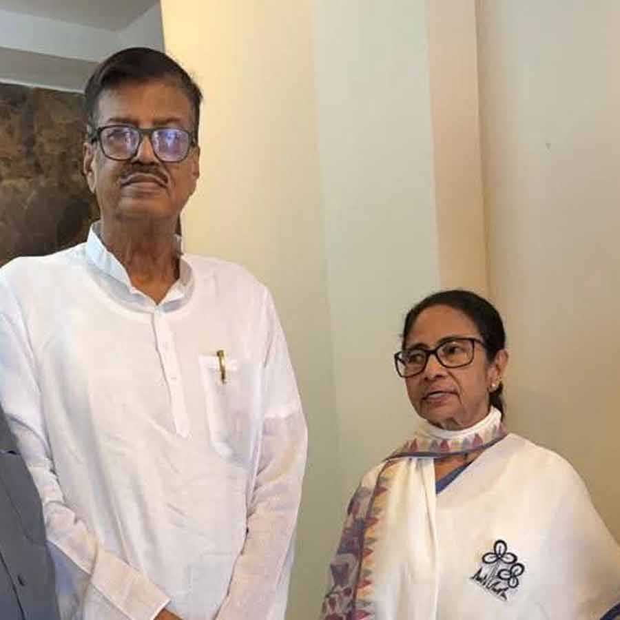 মমতা বন্দ্যোপাধ্যায়ের সঙ্গে রবীন্দ্রনাথ ঘোষ।