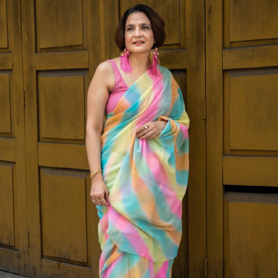 কখনও টিউলিপের বাগানে, কখনও বৃষ্টিভেজা সমুদ্র সৈকতে, কখনও বা চূড়ান্ত নাটকীয় মুহূর্তে শিফন তার অনায়াস মেজাজে উপস্থিত।