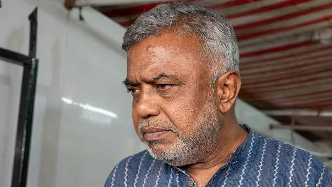 আয়কর অভিযান শেষে বাড়ির বাইরে বেরিয়ে সাংবাদিকদের মুখোমুখি দেবাশিস কুমার।