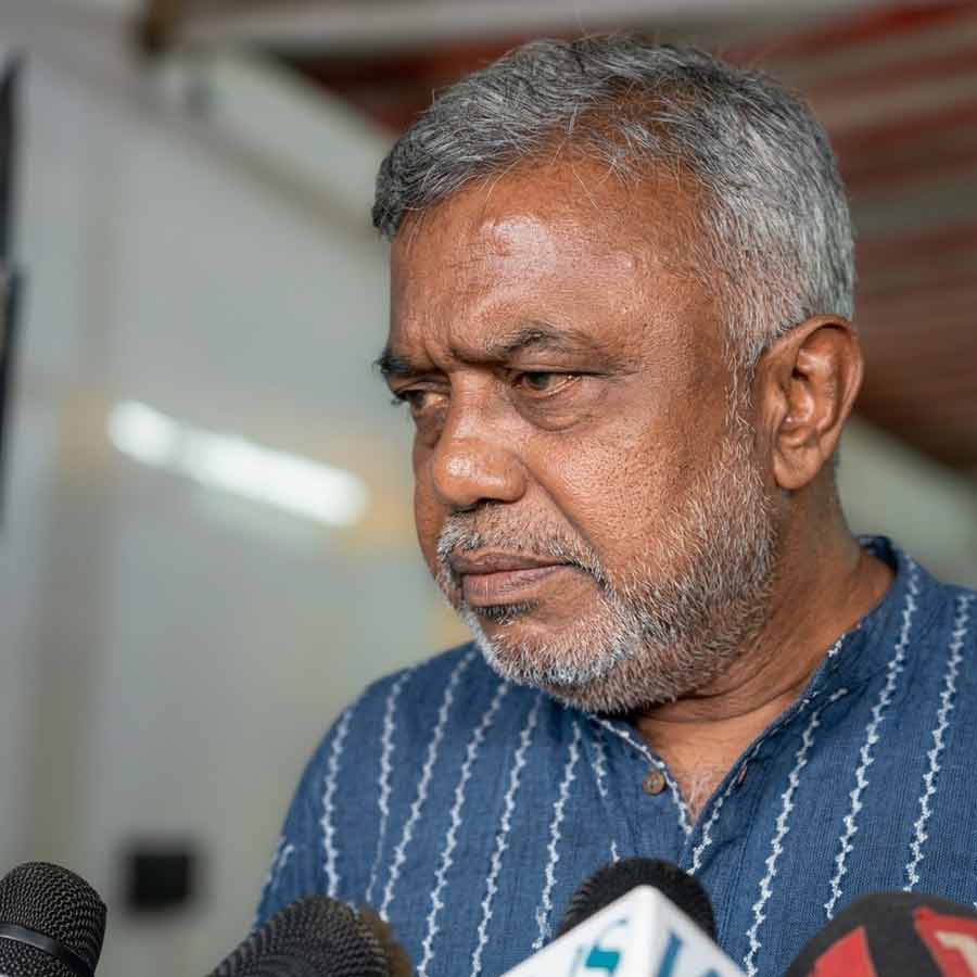 আয়কর অভিযান শেষে বাড়ির বাইরে বেরিয়ে সাংবাদিকদের মুখোমুখি দেবাশিস কুমার।