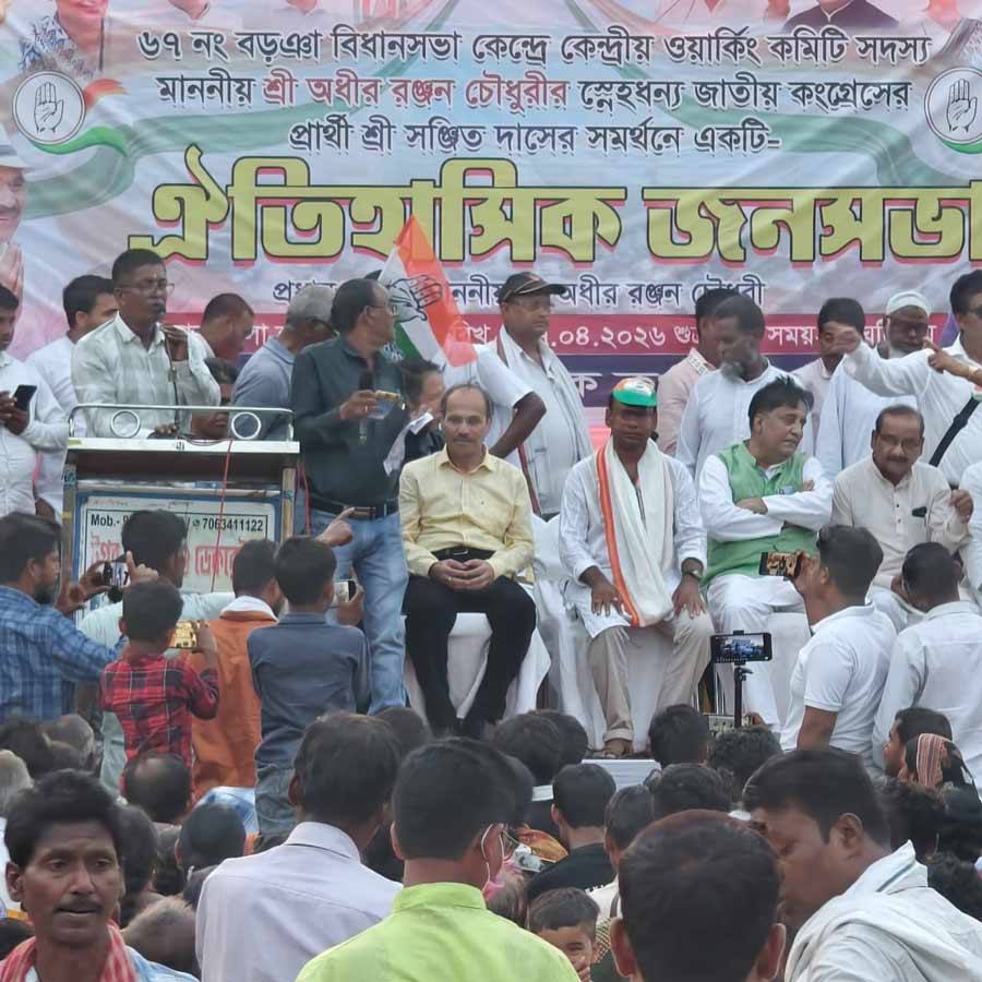 অধীররঞ্জন চৌধুরীর উপস্থিতিতে তৃণমূল ও বিজেপি ছেড়ে শতাধিক কর্মী-সমর্থক যোগ দিলেন কংগ্রেসে।