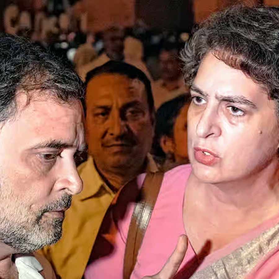 সংসদের বিশেষ অধিবেশনে লোকসভার বিরোধী দলনেতা রাহুল গান্ধী ও কংগ্রেস সাংসদ প্রিয়ঙ্কা গান্ধী বঢরা। শুক্রবার।