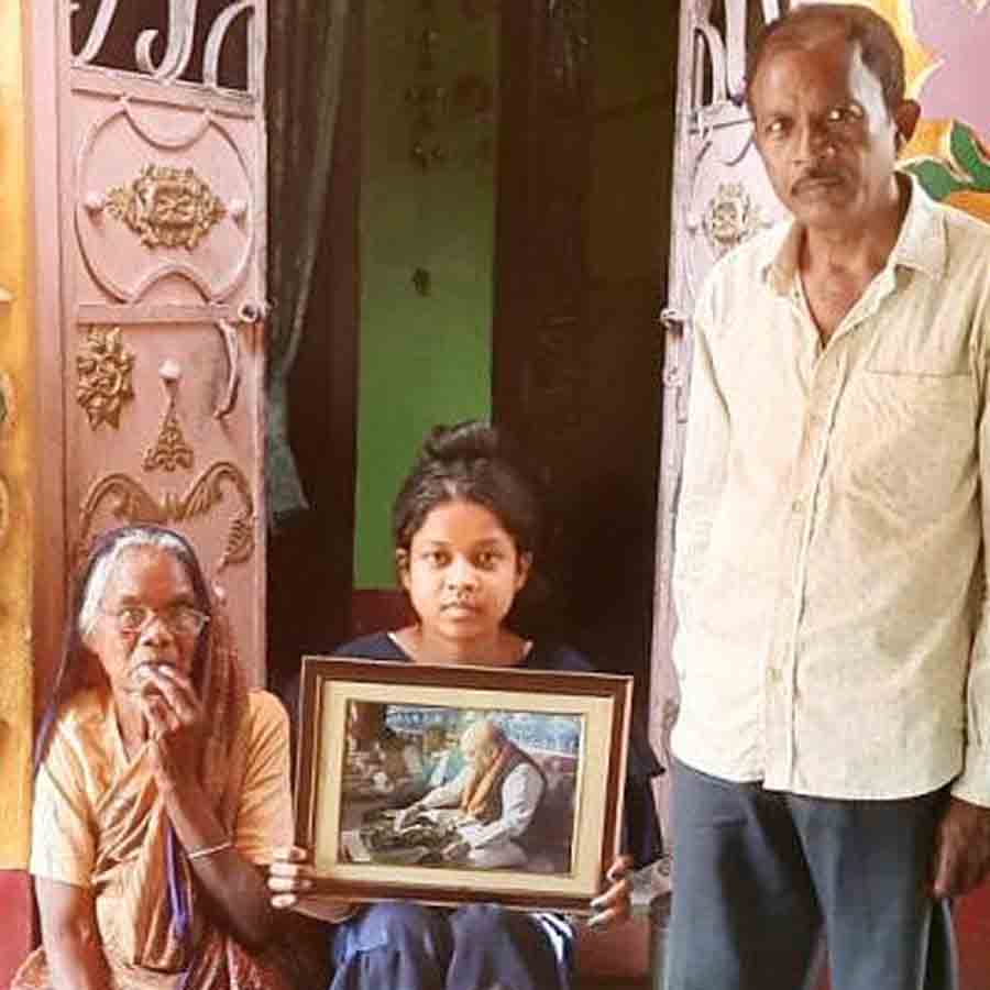 মা ফুলমণি ও মেয়ে রচনার সঙ্গে বিভীষণ। রচনার কোলে তাঁদের বাড়িতে আসা শাহের ছবি।