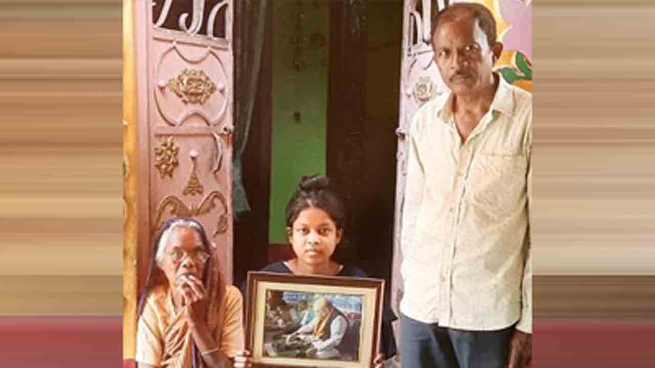 মা ফুলমণি ও মেয়ে রচনার সঙ্গে বিভীষণ। রচনার কোলে তাঁদের বাড়িতে আসা শাহের ছবি।