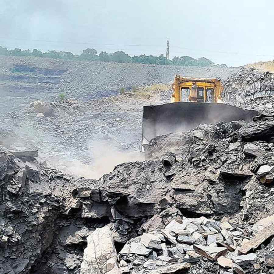 পশ্চিম বর্ধমানের কুলটিতে চলছে অবৈধ খনি ভরাট।