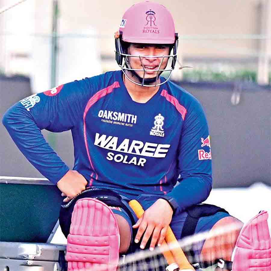 ফুরফুরে: নেটে ঝড় তোলার আগে বিশ্রাম বৈভবের।