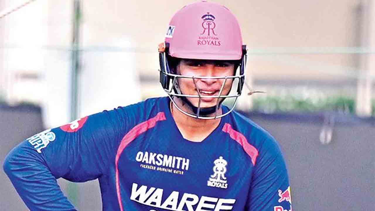 ফুরফুরে: নেটে ঝড় তোলার আগে বিশ্রাম বৈভবের।