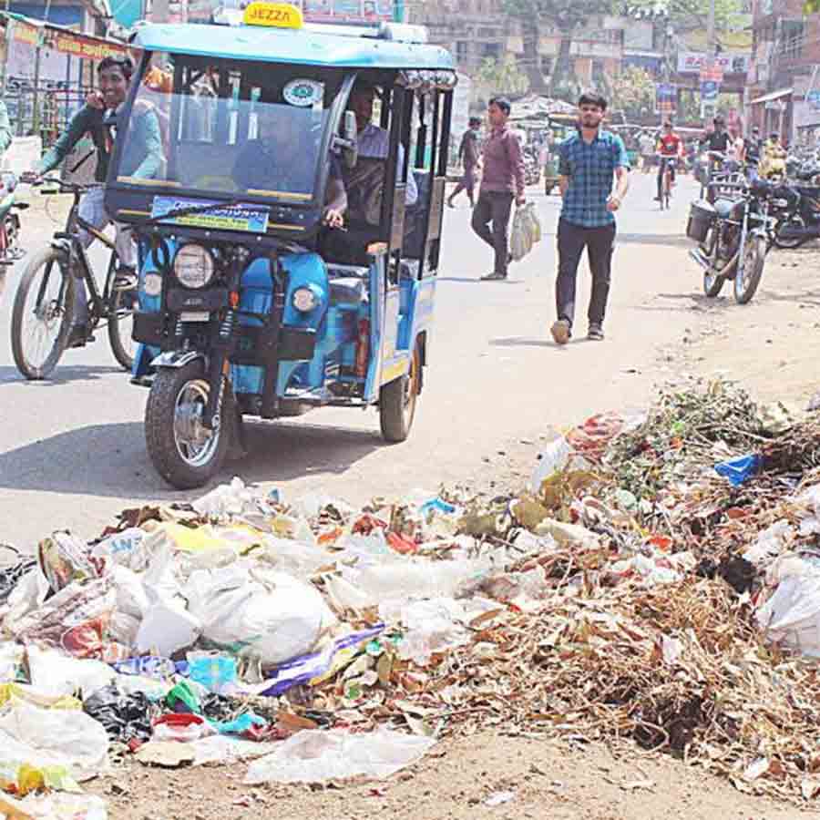 খাতড়া বাজারে সাফাই না হওয়ায় আবর্জনা নেমে এসেছে রাস্তায়।