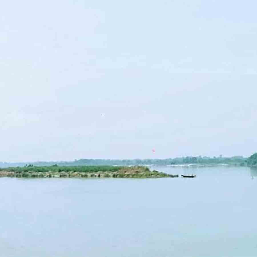 এই চর থেকে মাটি ও বালি চুরি হচ্ছে বলে অভিযোগ।