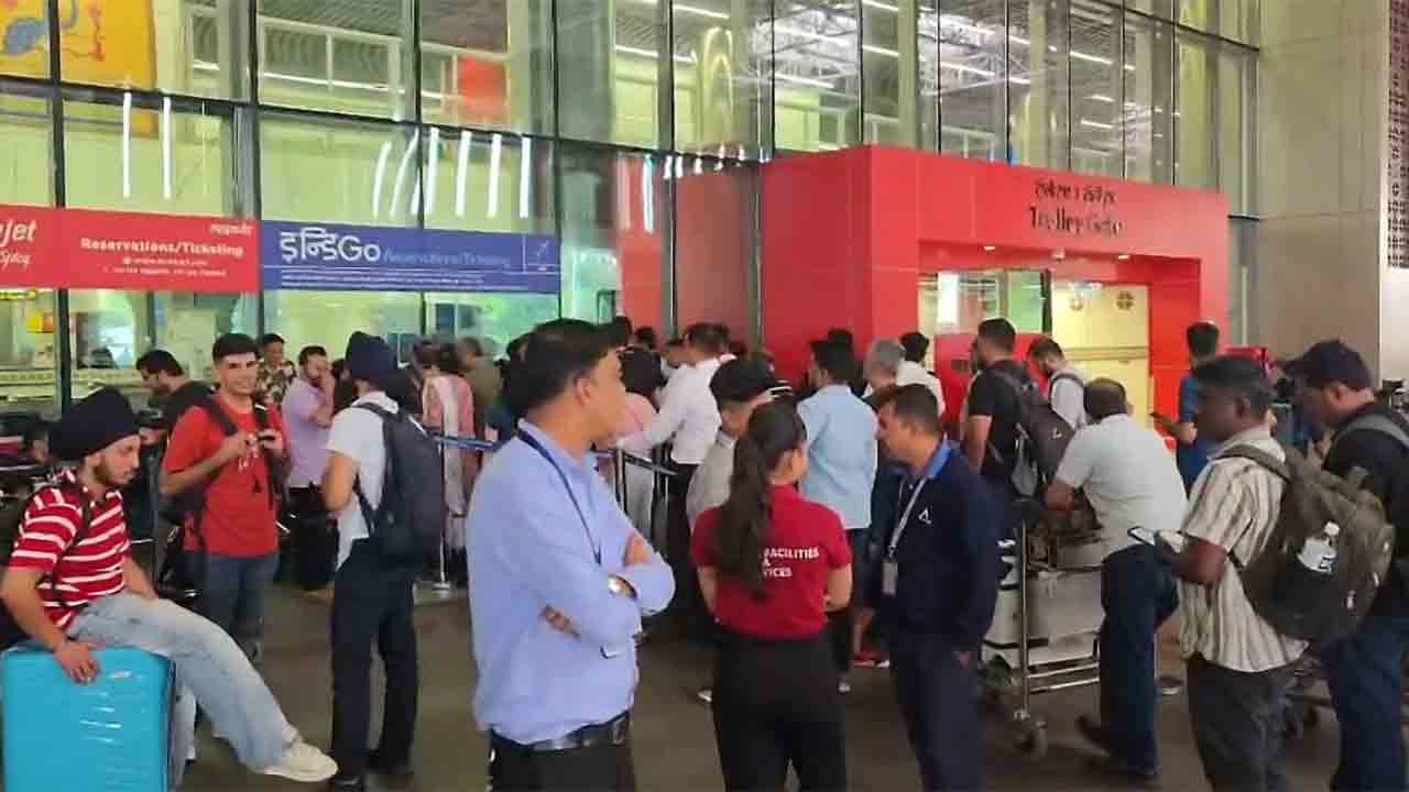 পুণে বিমানবন্দরে আটকে পড়া যাত্রীরা।