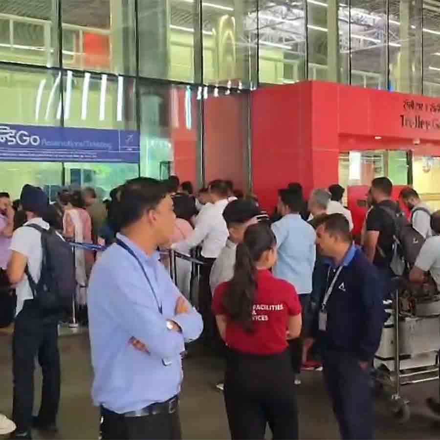 পুণে বিমানবন্দরে আটকে পড়া যাত্রীরা।