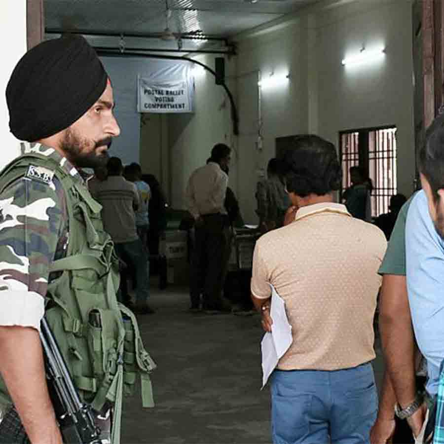 কেন্দ্রীয় বাহিনীর নিরাপত্তায় ভোটকর্মীদের পোস্টাল ব্যালটে ভোটগ্রহণ।