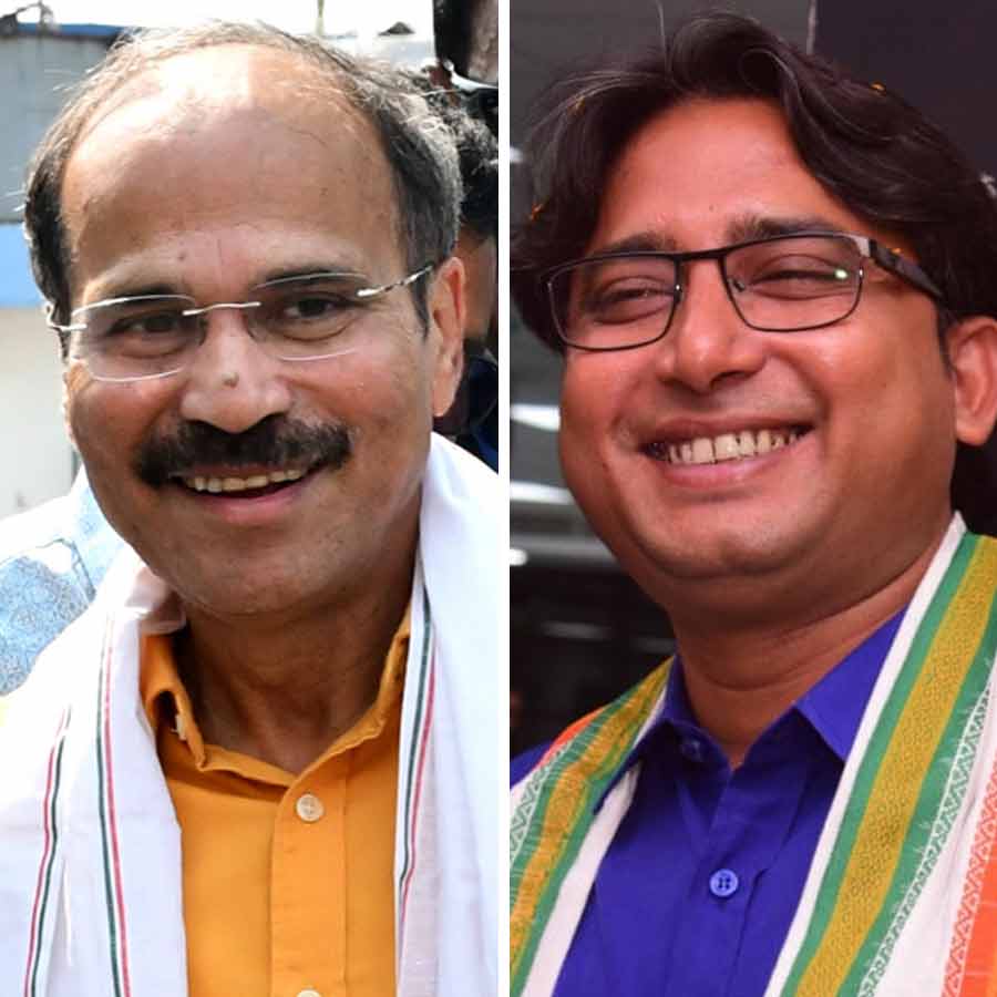 (বাঁ দিকে) কংগ্রেস নেতা অধীররঞ্জন চৌধুরী। সাগরদিঘির তৃণমূল প্রার্থী বায়রন বিশ্বাস (ডান দিকে)।