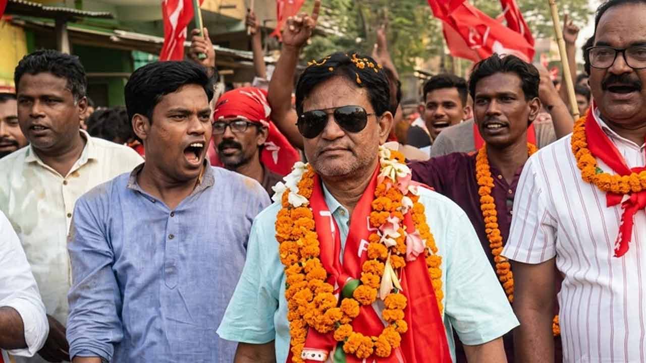 তৃণমূল কার্যালয় দখল করতে মিছিল করে যাচ্ছেন সিপিএম কর্মীরা।