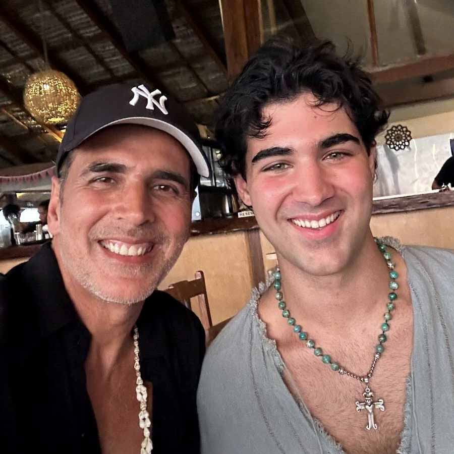 (বাঁ দিকে) অক্ষয় কুমার, (ডান ডিকে) আরভ ভাটিয়া।